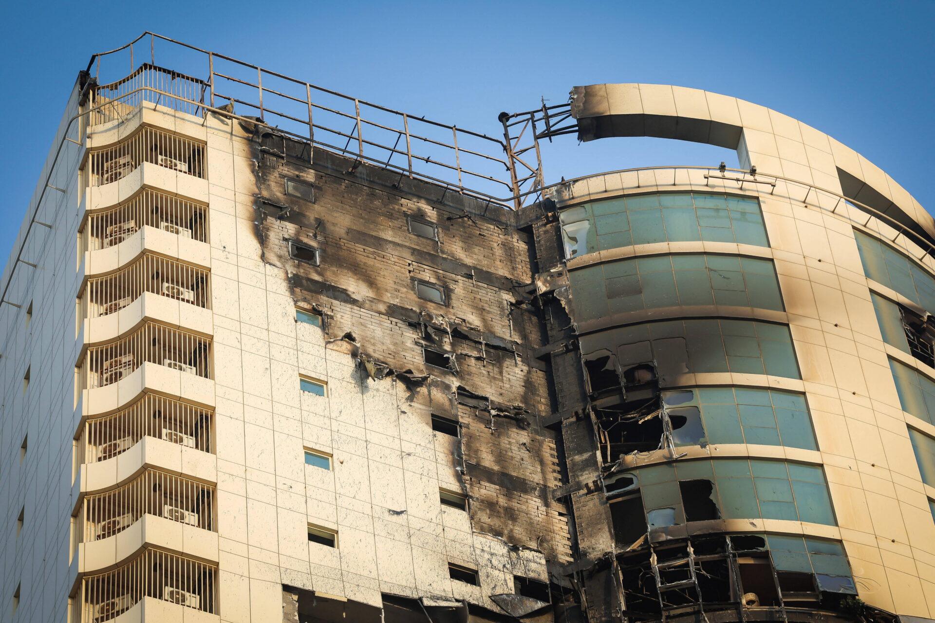 Nowoczesny budynek z częściowo zniszczoną, poczerniałą fasadą