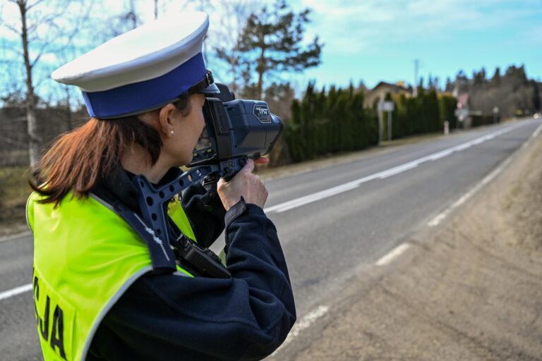 Policjantka w trakcie kontroli prędkości