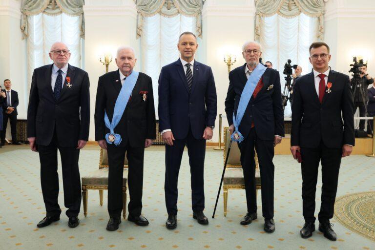 Prezydent Karol Nawrocki wraz z odznaczonymi Orderem Odrodzenia Polski – Adamem Koperkiewiczem (pierwszy z lewej) i prof. Marcinem Gruchałą (pierwszy po prawej) oraz Orderem Orła Białego – prof. Stanisławem Radwańskim (drugi od prawej) i Czesławem Nowakiem (drugi od lewej)
