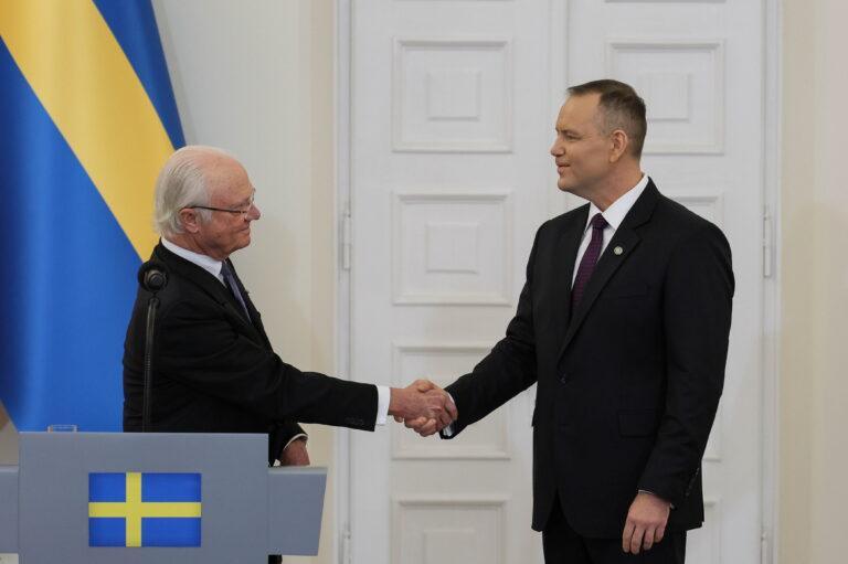 Król Szwecji Karol XVI Gustaw (po lewej) i prezydent Polski Karol Nawrocki (po prawej)