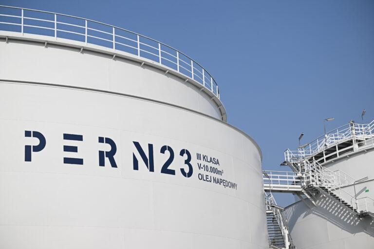 Zbiornik paliwa z napisem PERN