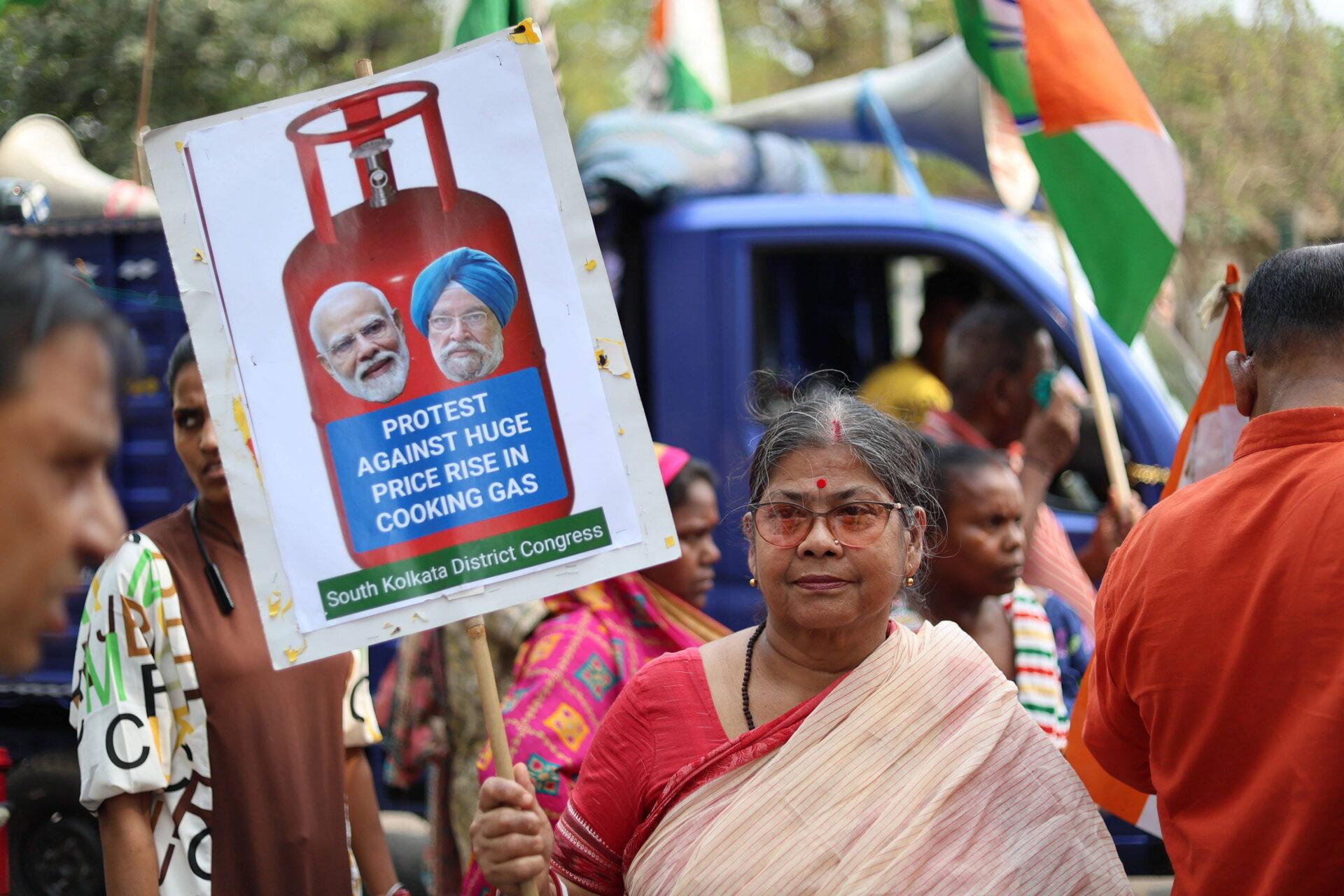 Kobieta w sari z plakatem