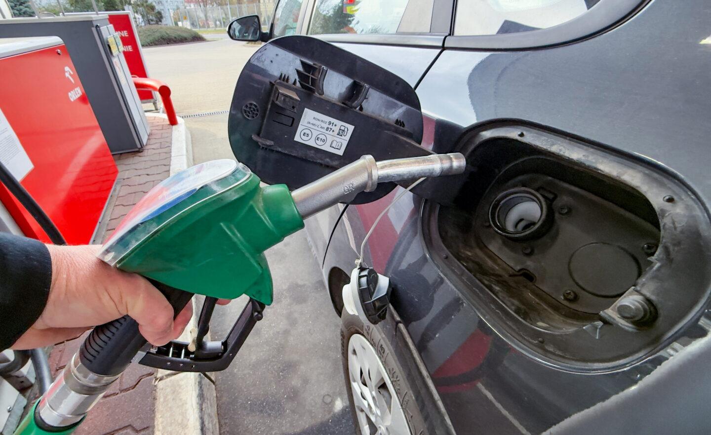 Tankowanie paliwa na stacji benzynowej.