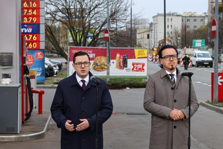 Ministrowie Wojciech Balczun i Miłosz Motyka w trakcie konferencji prasowej