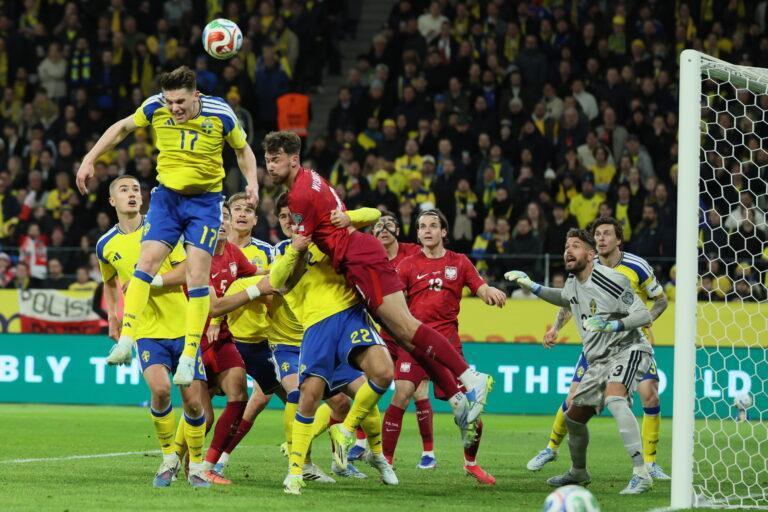 Polska przegrała ze Szwecją w walce o mistrzostwa świata w piłce nożnej.