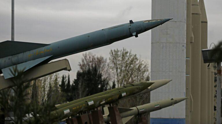 Irańskie pociski rakietowe wystawione na pokaz w centrum Teheranu