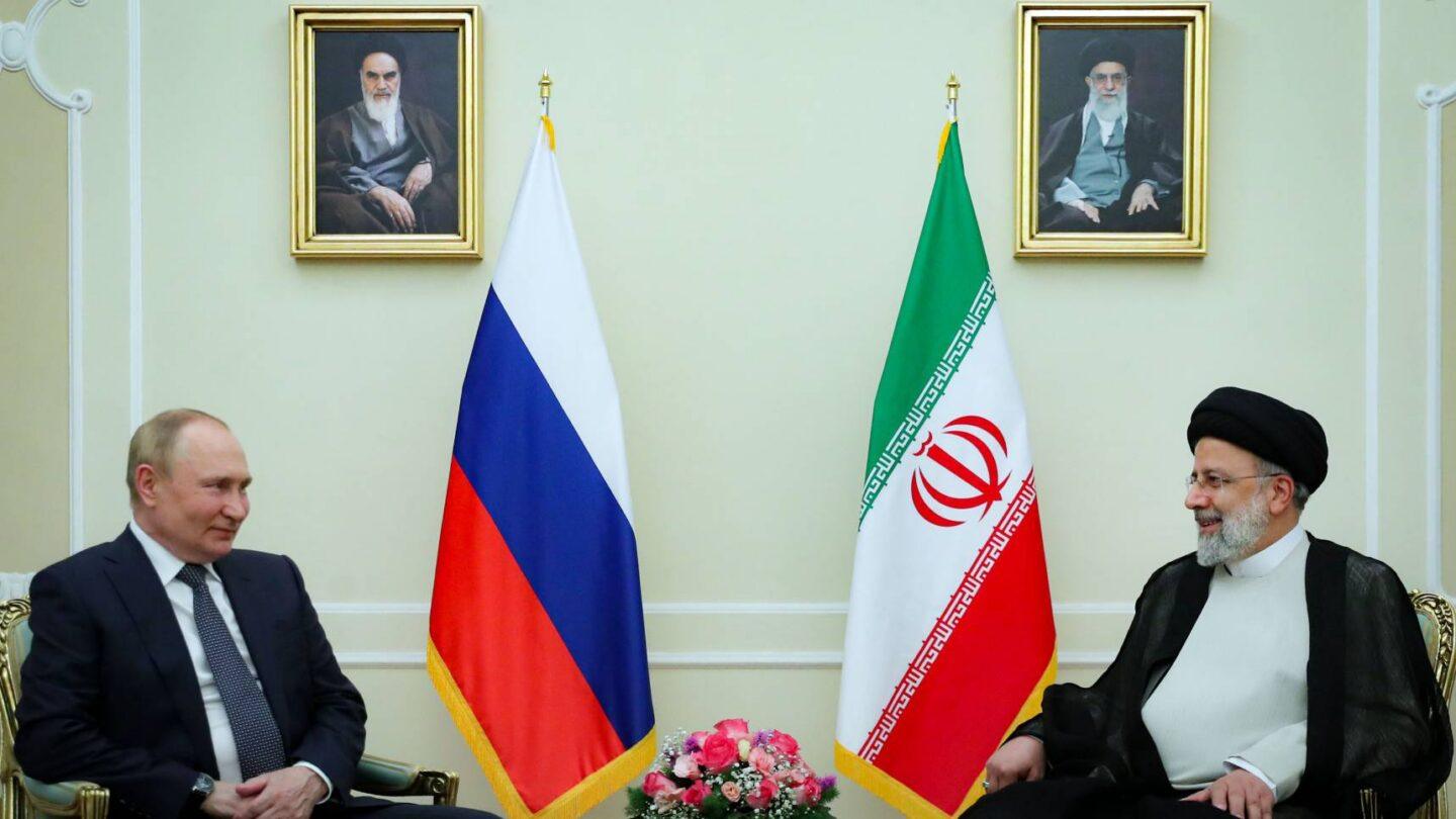 Władimir Putin (z lewej) na spotkaniu z ówczesnym prezydentem Iranu Ebrahimem Raisi