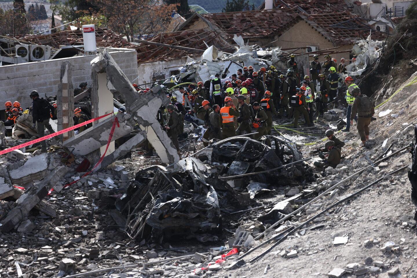 Miejsce uderzenie irańskiej rakiety nieopodal Tel Awiwu