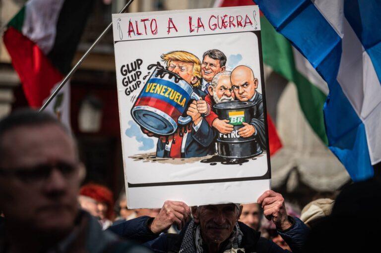 Na obrazku z protestów w Hiszpanii: Donald Trump pije wenezuelską ropę z baryłki