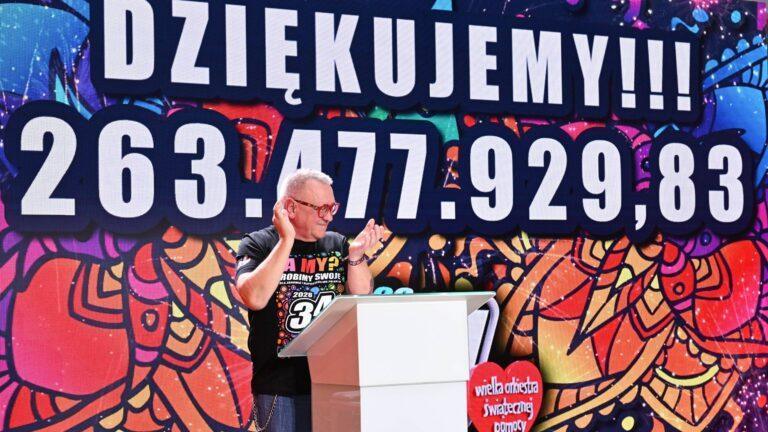 Prezes zarządu Fundacji Wielkiej Orkiestry Świątecznej Pomocy Jerzy Owsiak na konferencji prasowej w Warszawie