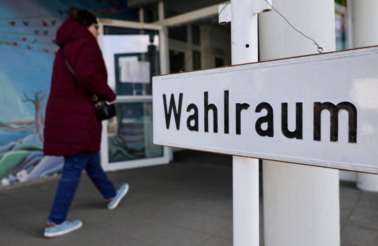 Wejście do lokalu wyborczego w Nadrenii-Palatynacie