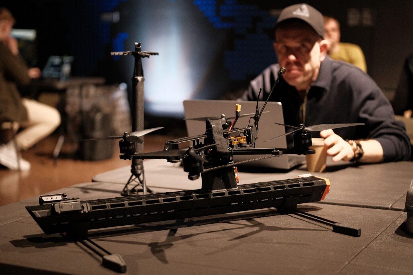 Ragnar Sass, twórca funduszu Darkstar, chce inwestować w startupy tworzące technologie wojskowe. Sprawdza je w Ukrainie, wraz z wojskowymi