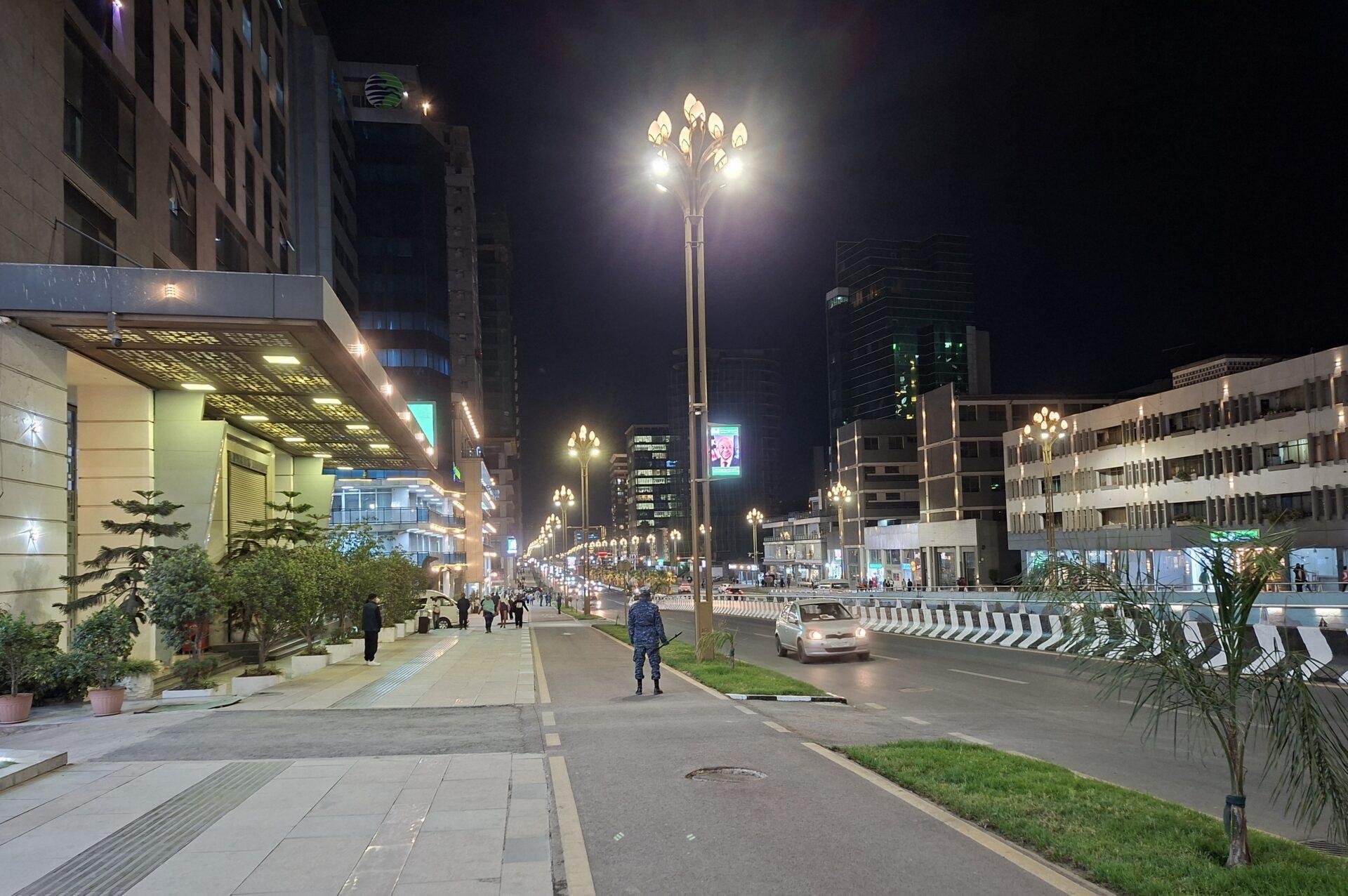 Ulica w Addis Abeba: czyste chodniki, oświetlone ulice