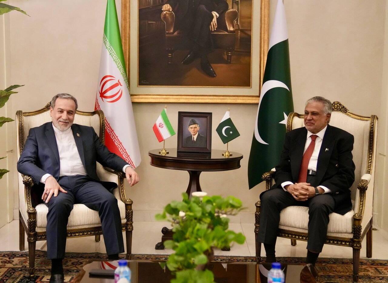 Spotkanie wicepremiera i ministra spraw zagranicznych Pakistanu Ishaqa Dara (po prawej) z irańskim ministrem spraw zagranicznych Abbasem Araghczim w Islamabadzie 24 kwietnia 2026 r.