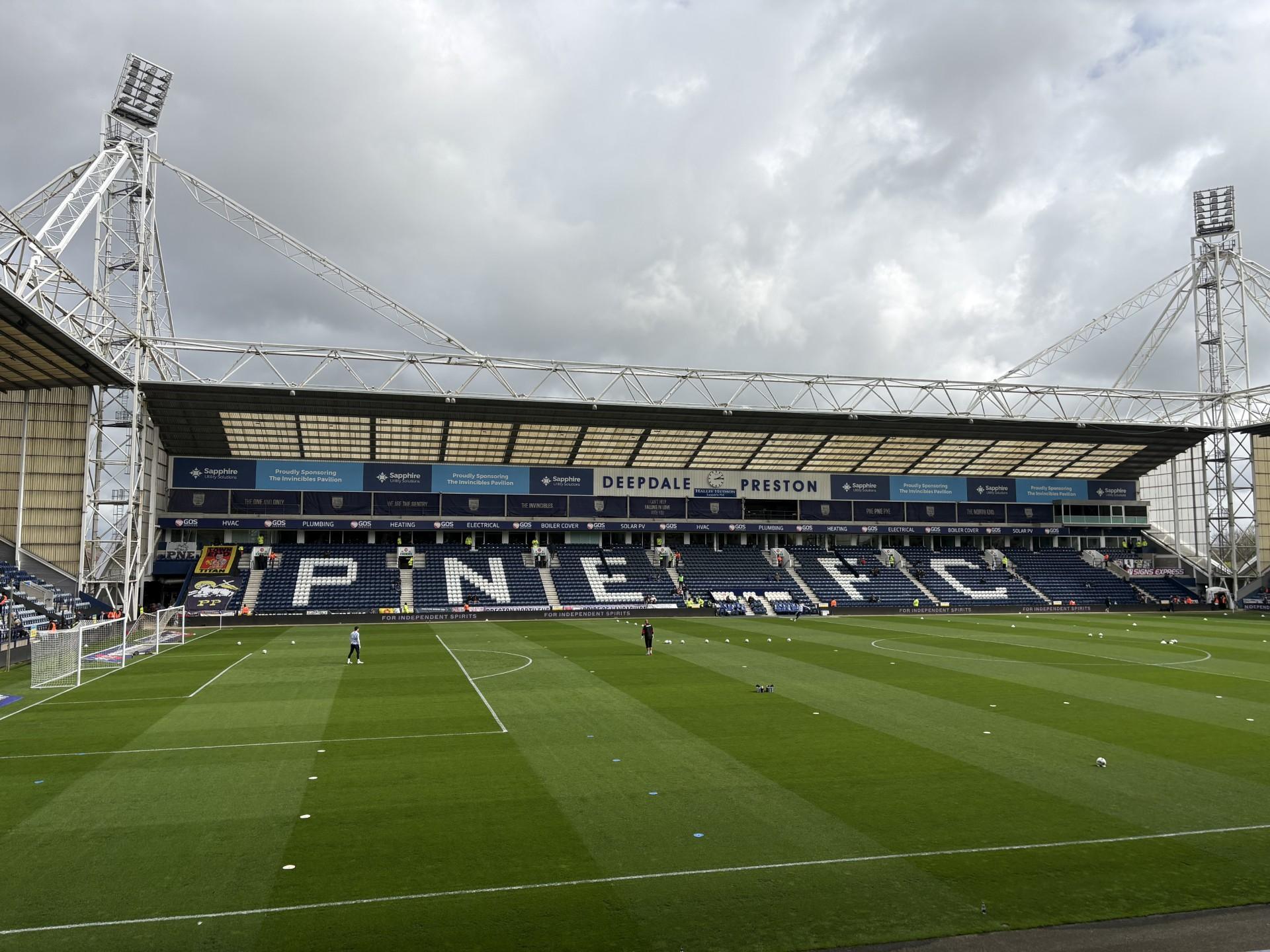 Pusty stadion Deepdale przed meczem
