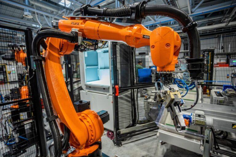 Linia produkcyjna przewodów klimatyzacyjnych do samochodów elektrycznych w zakładzie Maflow (należącym do grupy Boryszew) w Toruniu