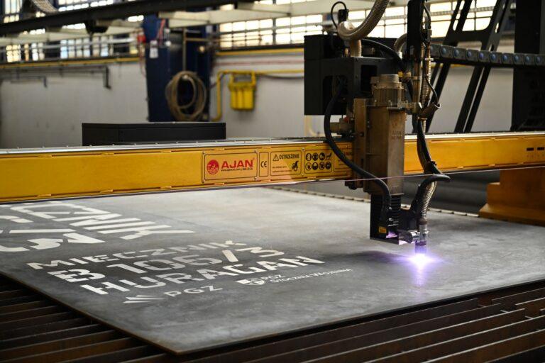 Cięcie pierwszej blachy pod ORP Huragan