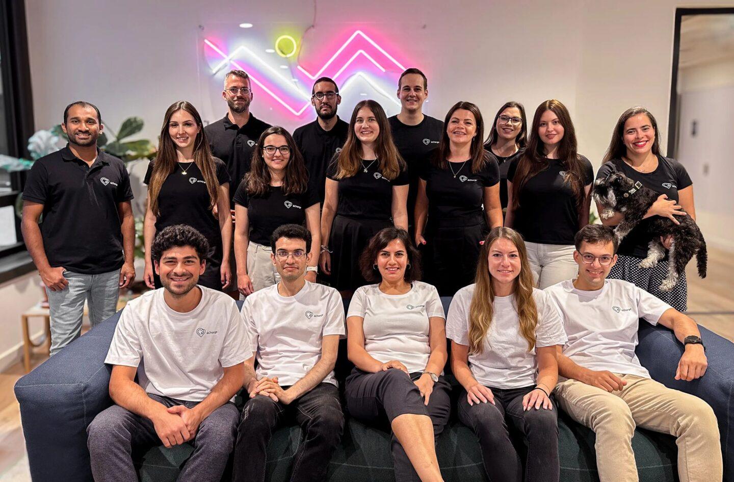 &Charge to startup, który rozwija wsparcie dla infrastruktury ładowania pojazdów elektrycznych. Jego twórcy chcą skorzystać na europejskim boomie na tym rynku