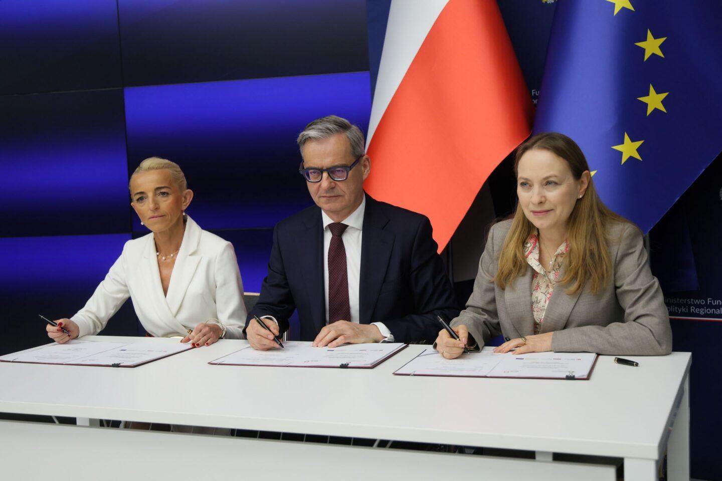 Od prawej ministra funduszy i polityki regionalnej Katarzyna Pełczyńska-Nałęcz, prezes BGK Mirosław Czekaj oraz pierwsza wiceprezeska BGK Marta Postuła podczas podpisania umowy między MFiPR a BGK w sprawie powołania spółki Chrobry