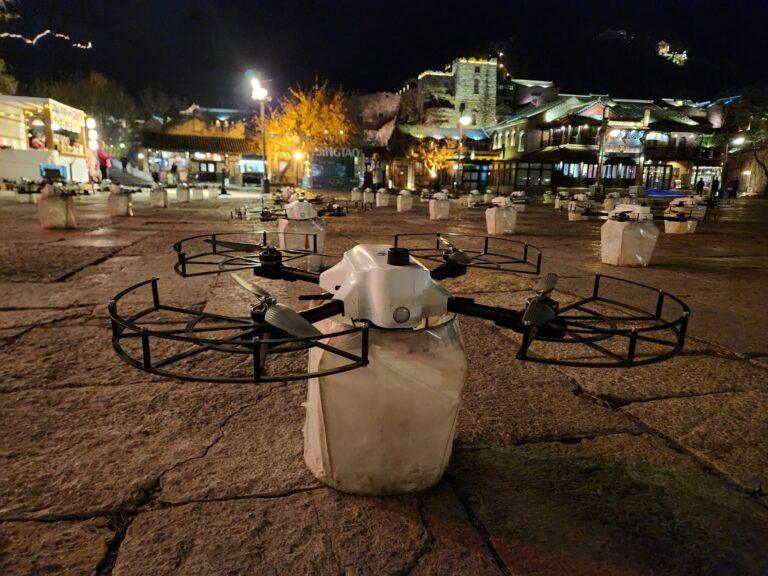 Drony przygotowane do startu w Pekinie w nocy