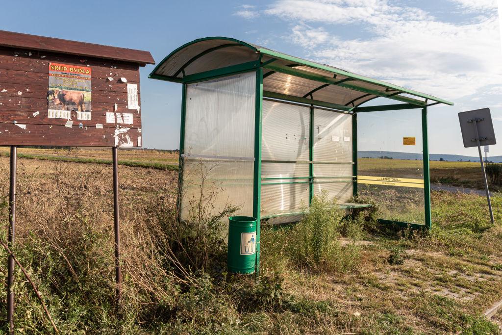 Przystanek autobusowy, wykluczenie komunikacyjne