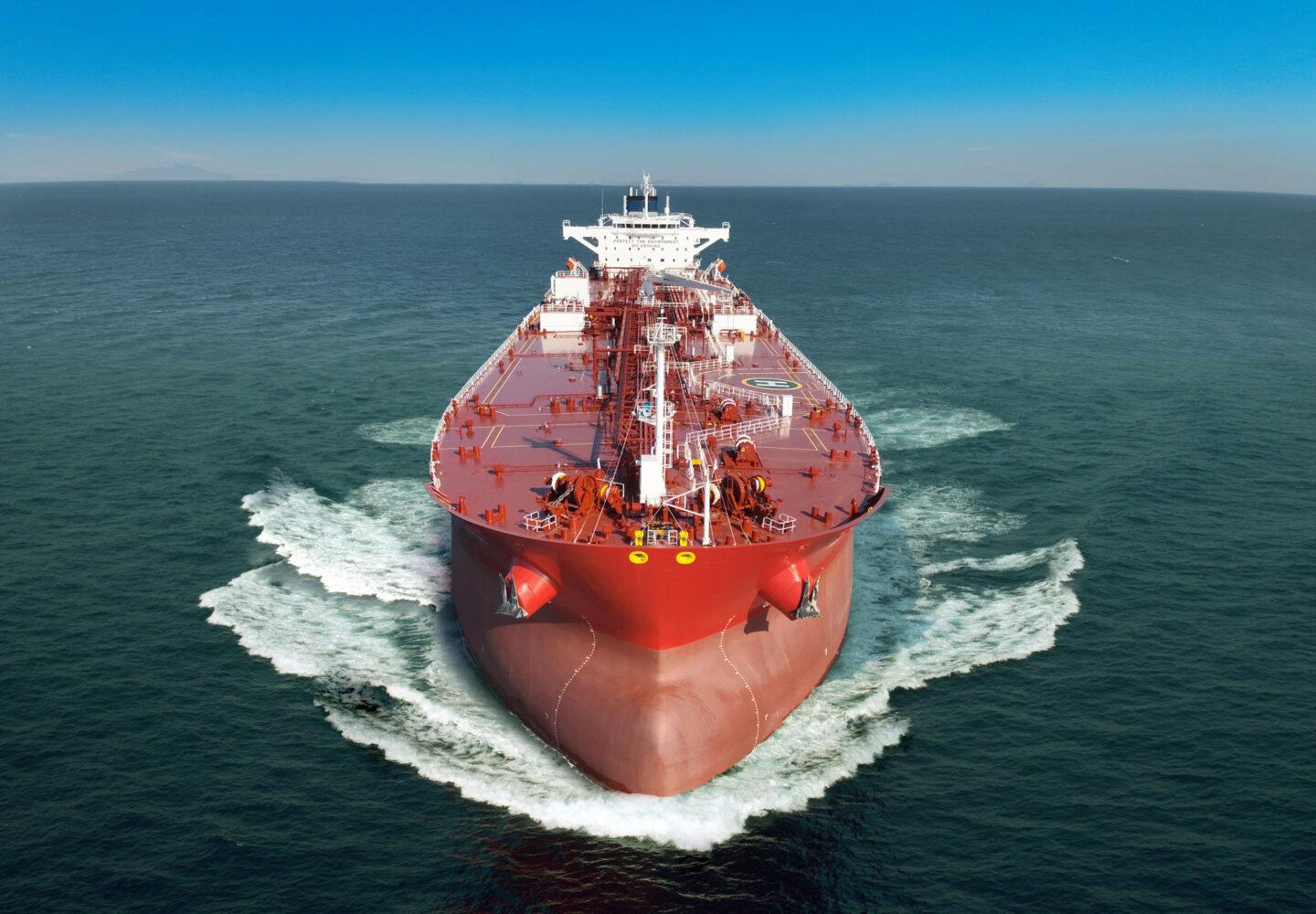 Zbliżenie na dziób tankowca płynącego przez morze