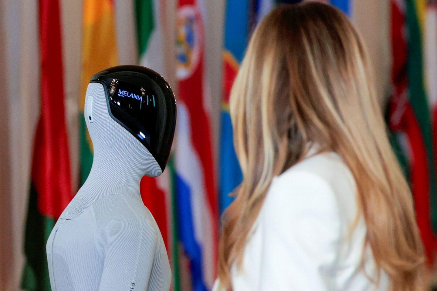 W marcu br. jeden z humanoidów zaprezentował się wraz z Melanią Trump podczas konferencji Future Together Global Coalition Summit