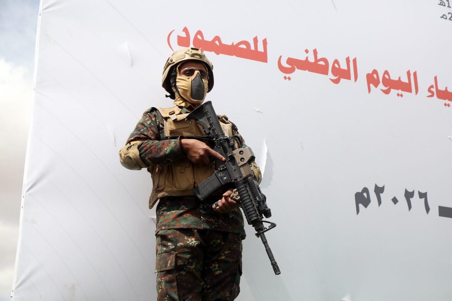 Jemeński żołnierz stoi na straży