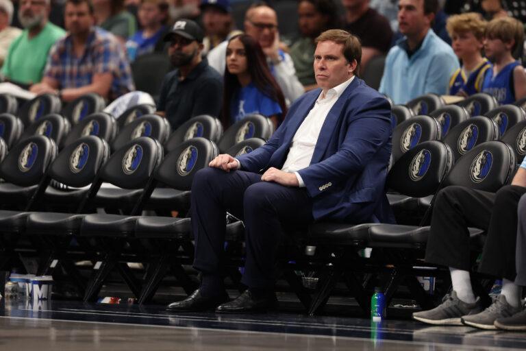 Właściciel Dallas Mavericks siedzi z groźną miną przy parkiecie, a obok niego są wyłącznie puste krzesełka.