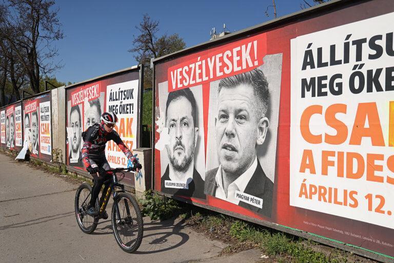 Plakaty wyborcze na ulicy w Budapeszcie