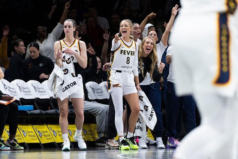 Caitlin Clark i Sophie Cunningham, zawodniczki Indiana Fever, bijące brawo przy linii bocznej