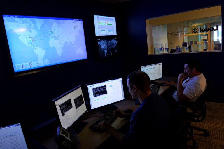 Centrum SOC w Broomfield, w Colorado. W takich miejscach monitoruje się poziom bezpieczeństwa na świecie, w tym cyberataki. Duże organizacje mogą sobie na nie pozwolić. Mniejszym pozostaje korzystanie z usług innych podmiotów