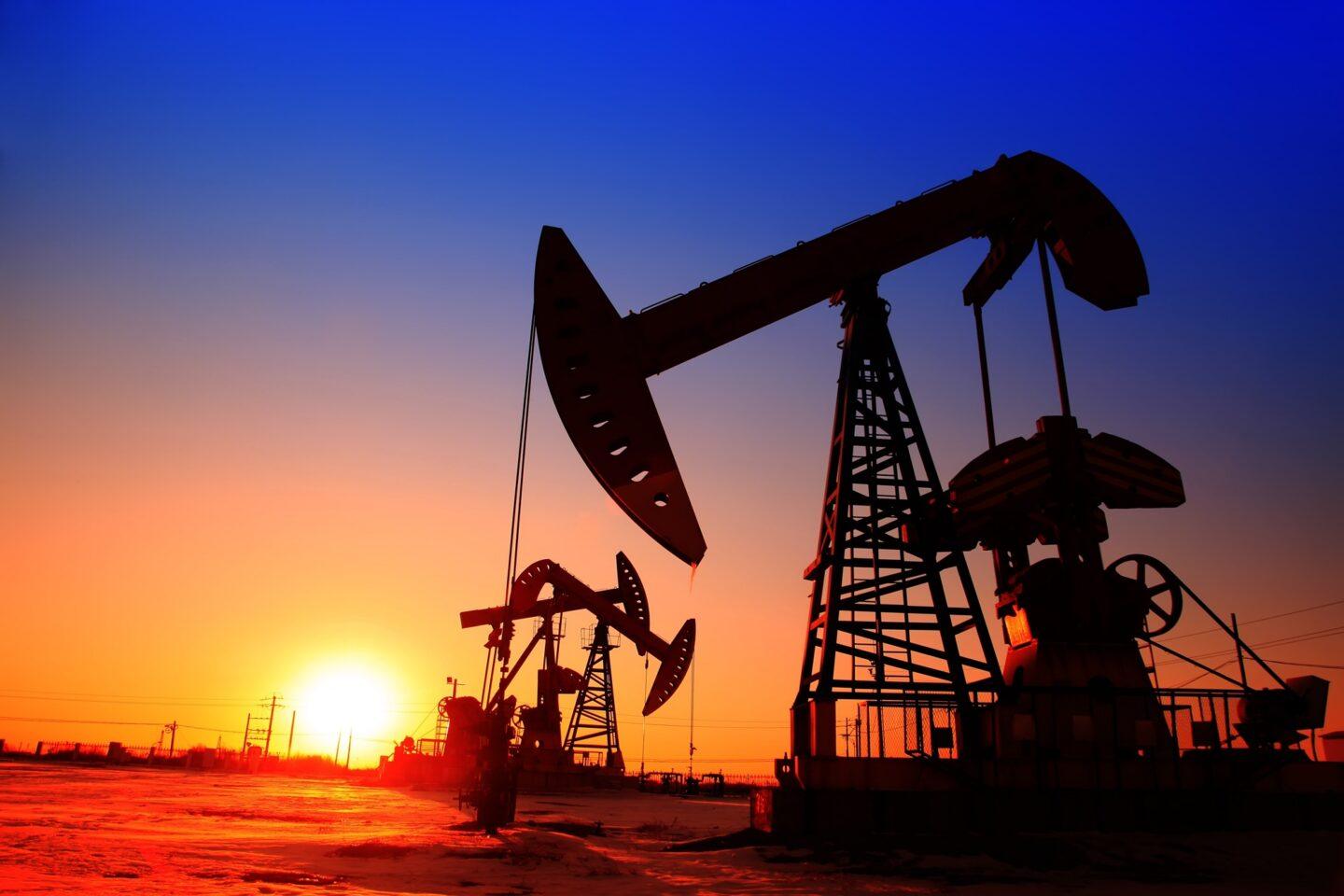 Wieczorem, zarys pompy naftowej