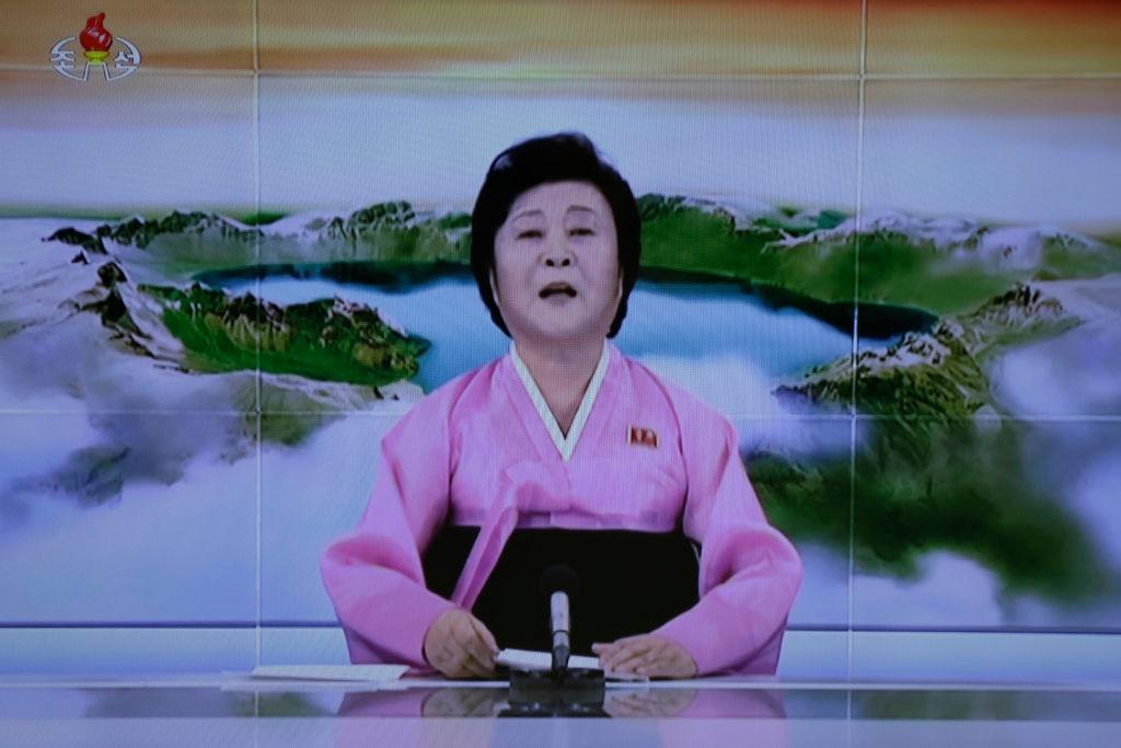 Prezenterka w różowej szacie hanbok na ekranie telewizyjnym