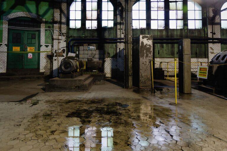 Wnętrza budynków pokopalnianych, przygotowywanych do budowy hubu gamingowego