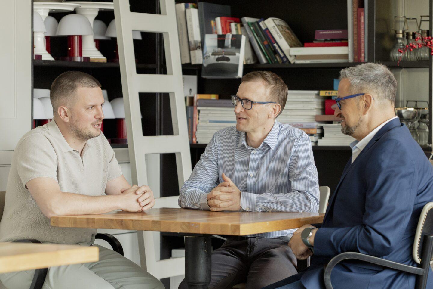 Założyciele Fonia Group: Dominik Karbowski (z lewej) i Avi Magid (z prawej) oraz Mateusz Borowiecki, inwestor