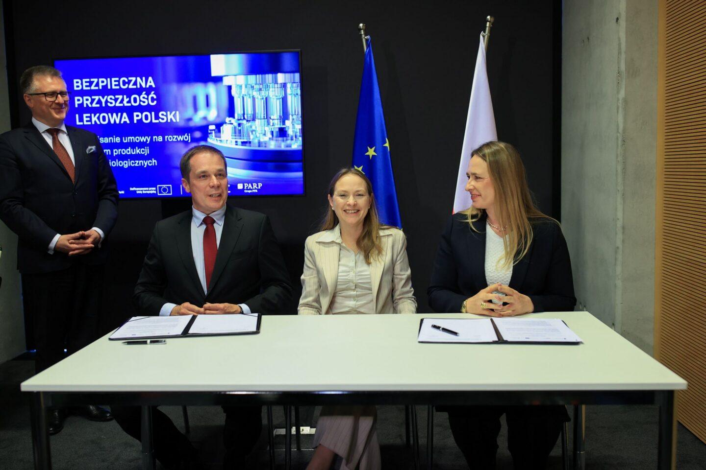Minister funduszy i polityki regionalnej Katarzyna Pełczyńska-Nałęcz (2P), prezes Polskiej Agencji Rozwoju Przedsiębiorczości Krzysztof Gulda (L), dyrektor Departamentu Projektów Infrastrukturalnych w Polskiej Agencji Rozwoju Przedsiębiorczości Maciej Berliński (2L) oraz członkini zarządu Polpharma Biologics S.A. Monika Głowacka-Różańska (P)