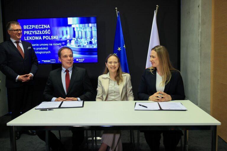 Minister funduszy i polityki regionalnej Katarzyna Pełczyńska-Nałęcz (2P), prezes Polskiej Agencji Rozwoju Przedsiębiorczości Krzysztof Gulda (L), dyrektor Departamentu Projektów Infrastrukturalnych w Polskiej Agencji Rozwoju Przedsiębiorczości Maciej Berliński (2L) oraz członkini zarządu Polpharma Biologics S.A. Monika Głowacka-Różańska (P)