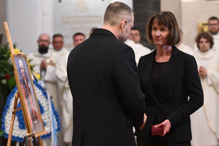 Prezydent Karol Nawrocki przekazuje odznaczenie żonie zmarłego Jacka Magiery podczas uroczystości pogrzebowych drugiego trenera reprezentacji Polski