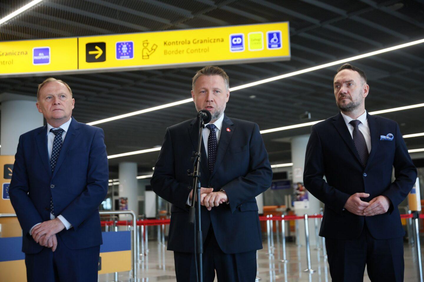 Minister spraw wewnętrznych i administracji Marcin Kierwiński (C) oraz wiceszefowie MSWiA Czesław Mroczek (L) i Tomasz Szymański (P) na Lotnisku Chopina