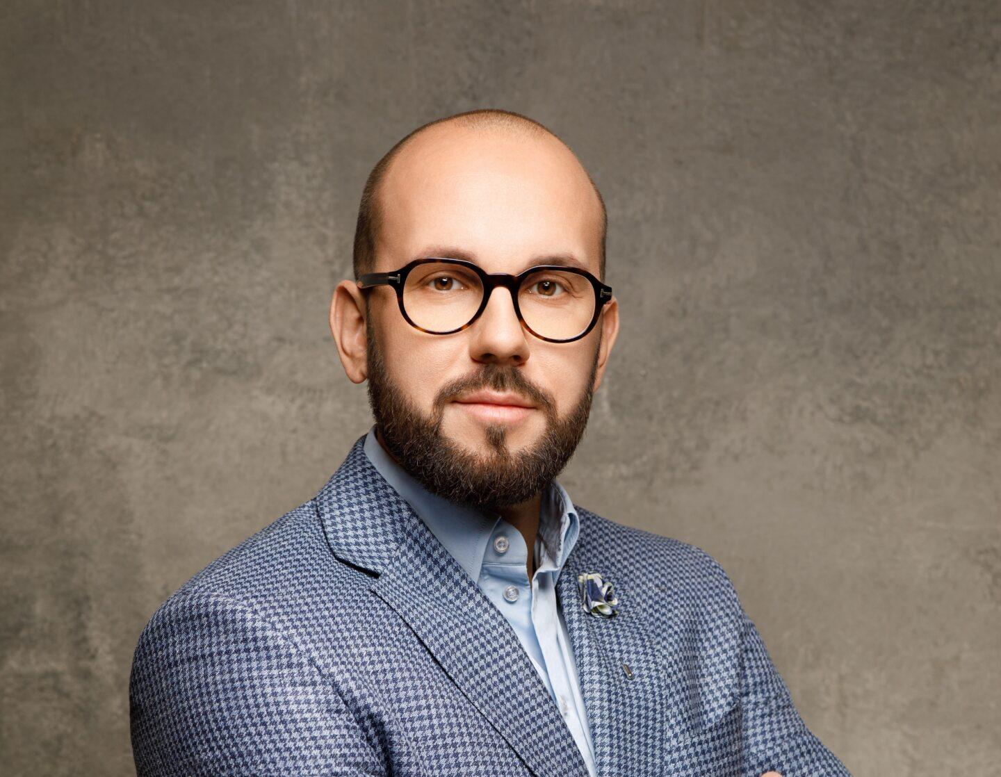 - Jednym z głównych wyzwań jest niedobór wykwalifikowanych pracowników, co wynika z wieloletnich zaniedbań w szkolnictwie branżowym. W naszej rodzinnej Bydgoszczy współpracujemy z dwiema szkołami – Zespołem Szkół Spożywczych oraz Branżową Szkołą I Stopnia Rzemiosła i Przedsiębiorczości, mamy również doświadczenie z klasą patronacką – i obserwujemy, że średnio z klasy liczącej 15-20 uczniów zaledwie dwie osoby decydują się kontynuować pracę w zawodzie - mówi Michał Sowa, współwłaściciel sieci Cukiernia Sowa./ fot. materiały prasowe Cukiernia Sowa