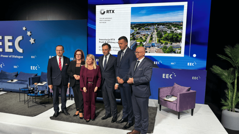 Minister Andrzej Domański podczas ogłoszenia nowej inwestycji koncernu RTX w Rzeszowie