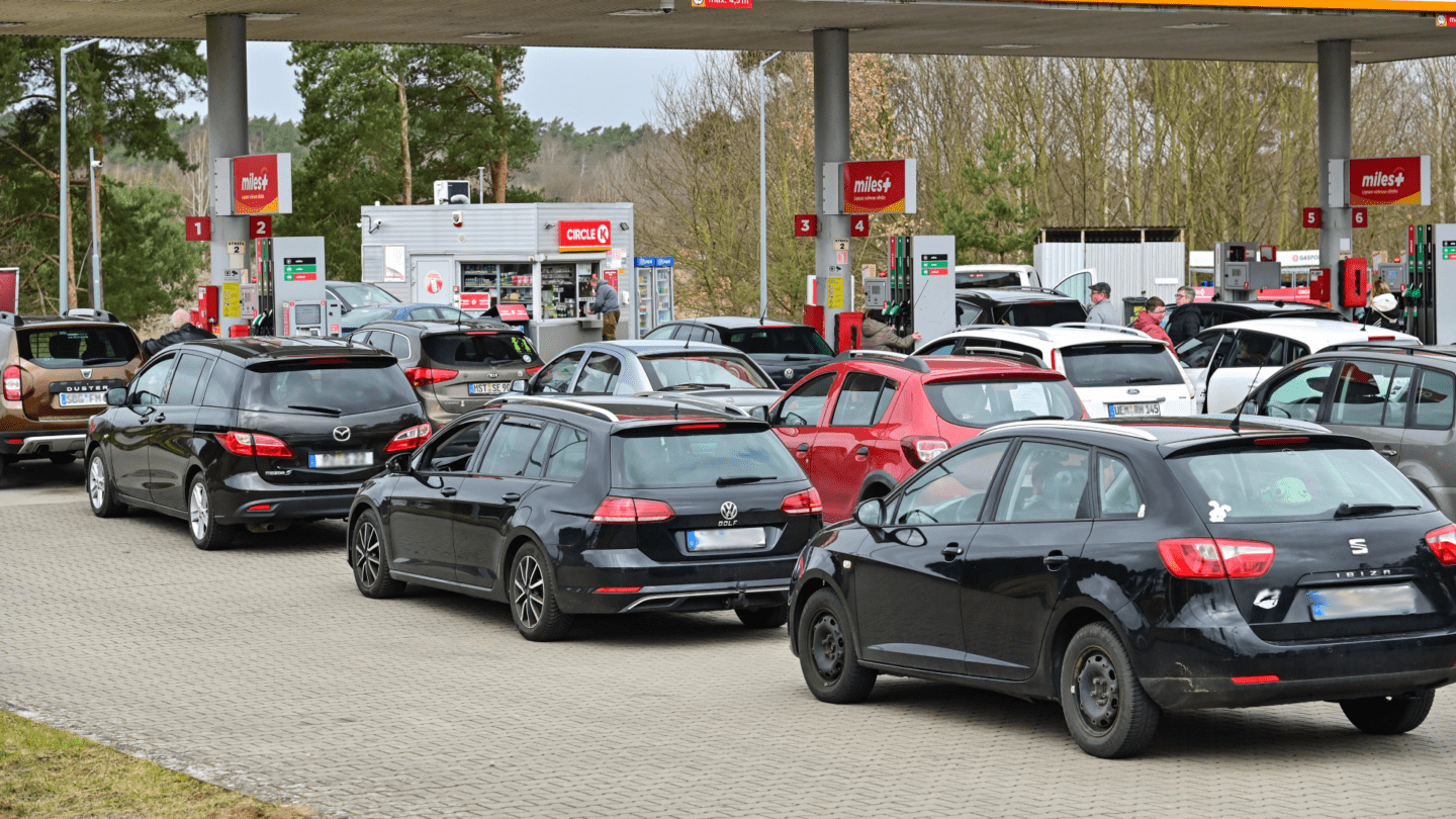 Kolejka samochodów na jednej z przygranicznych stacji benzynowych w Lubieszynie.