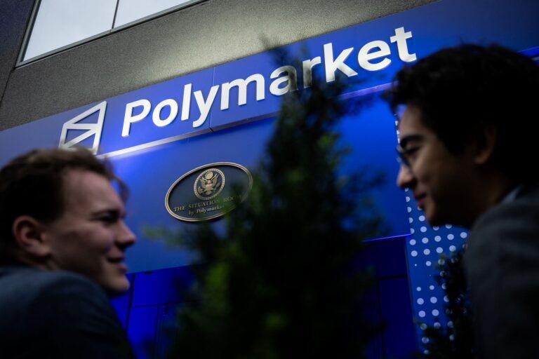 Logo Polymarket w barze w Waszyngtonie