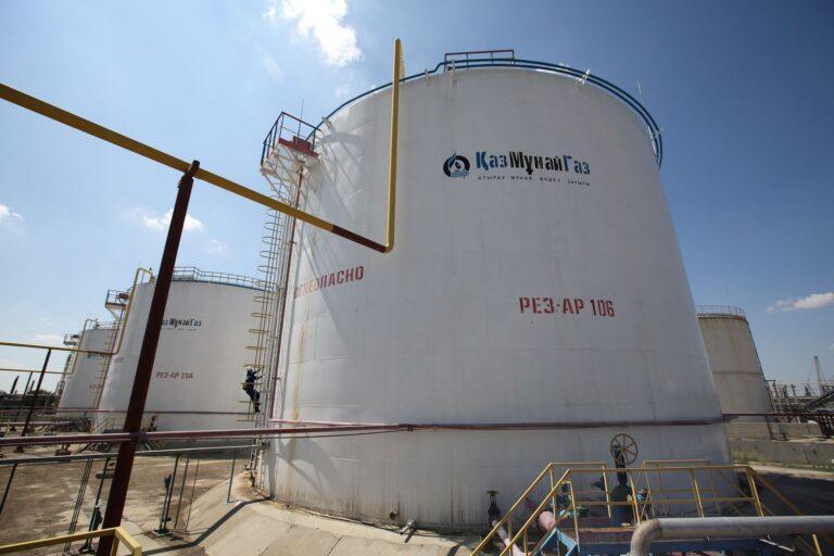 Zbiorniki na ropę w rafinerii w Kazachstanie