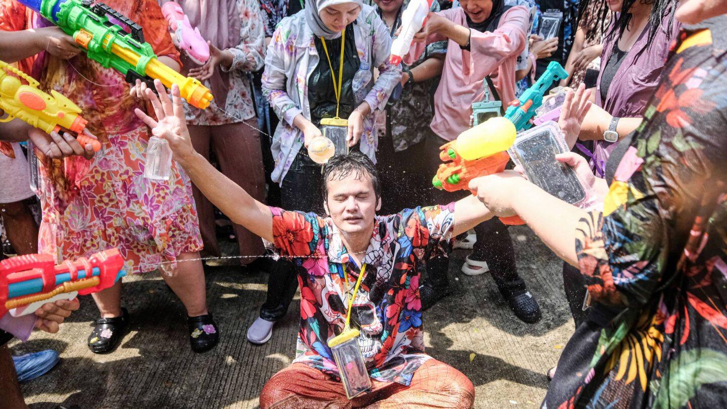 uczestnicy festiwalu Songkran
