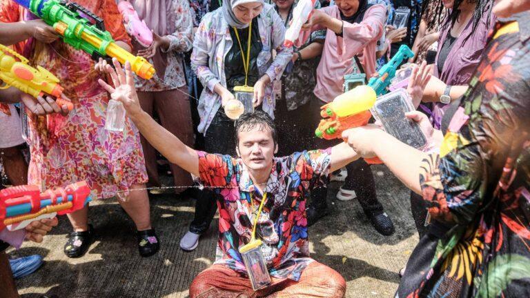 uczestnicy festiwalu Songkran