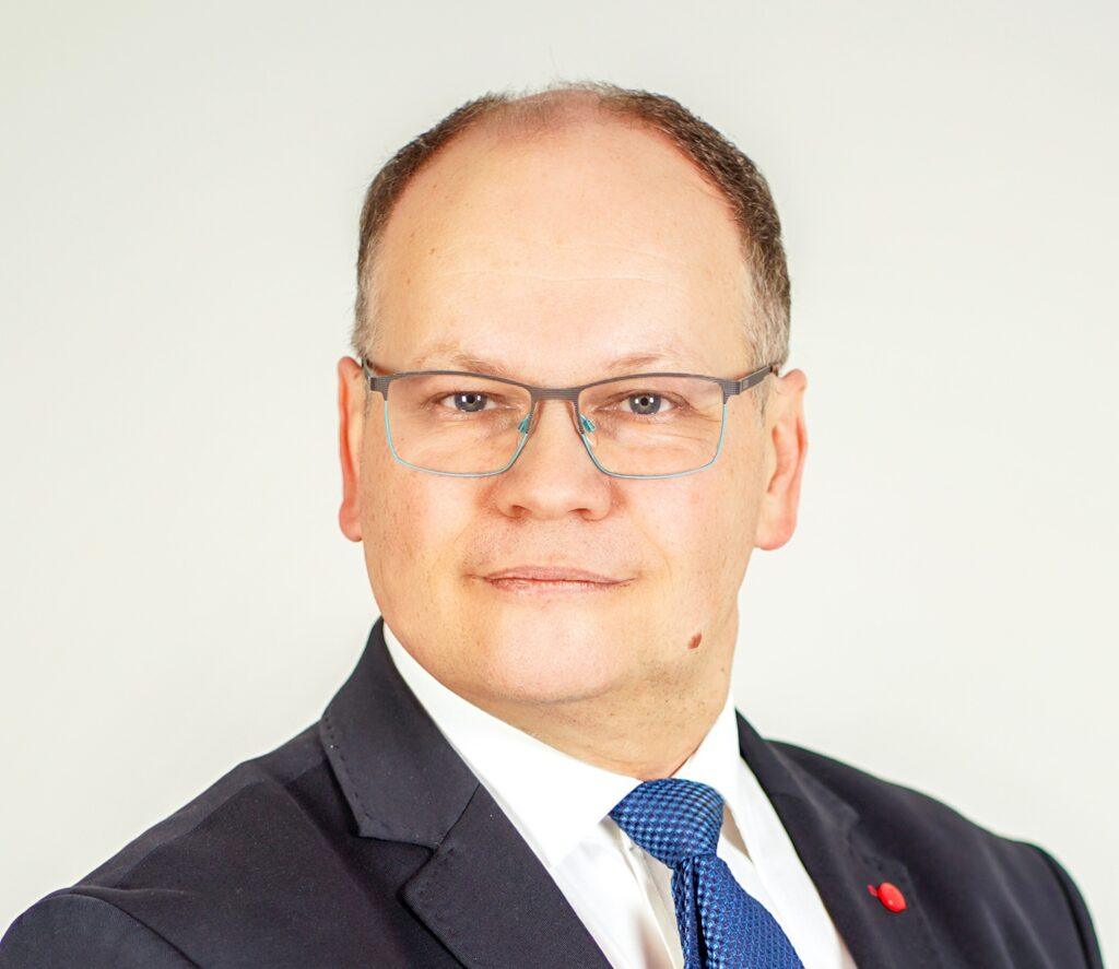 – Naszym celem jest doprowadzenie do sytuacji, w której sprzedaż alkoholu przez Internet będzie funkcjonowała legalnie i w sposób jasno określony. Dziś obszar ten pozostaje w dużej mierze nieuregulowany. Dlatego branża od dawna postuluje wprowadzenie systemu podwójnej weryfikacji wieku – mówi Karol Stec, prezes zarządu Związku Pracodawców Polski Przemysł Spirytusowy./ fot. materiały prasowe Związek Pracodawców Polski Przemysł Spirytusowy