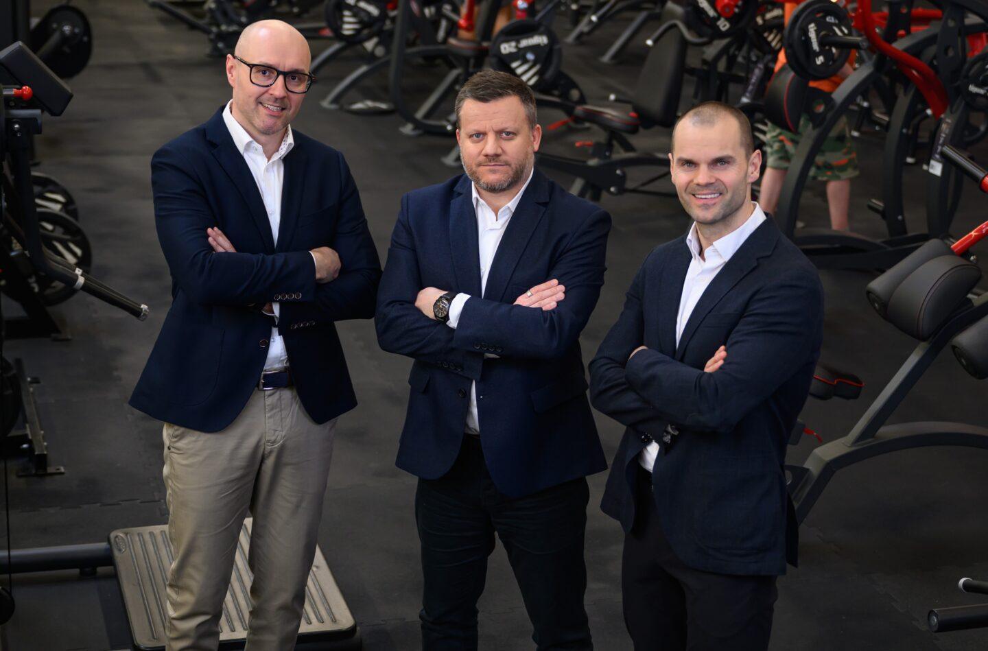 Założyciele Xtreme Brands: Łukasz Dojka (z prawej) i Łukasz Nowakowski (z lewej) oraz James Cotton, prezes Xtreme Fitness Gyms i Xtreme Kids