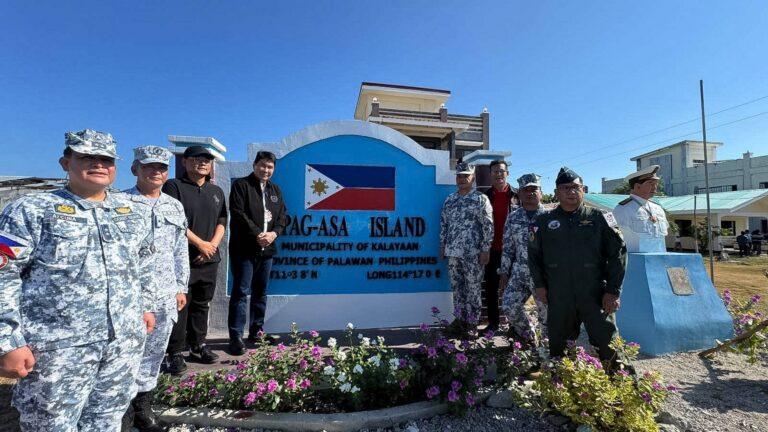 Przedstawiciele filipińskiej straży przybrzeżnej w trakcie ceremonii na wyspie Thitu